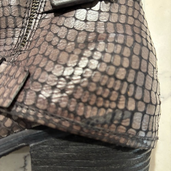 DONALD PLINER Sz 8.5 Dalis Stacked Heel Embossed Back Hooded Almond Toe Boots - Picture 10 of 11